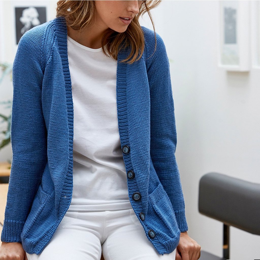 Raglan sleeve womens cardigan knitted in Bellissimo 8, featuring two external front pockets and a subtle v-neckline.